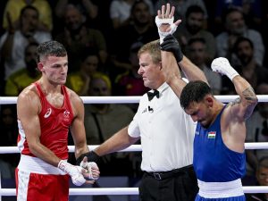 Saint-Denis, 2024. július 28.
Kovács Richárd (j), miután gyõzött az ausztrál Harry Garside (b) ellen a férfi ökölvívók 63,5 kilogrammos súlycsoportjának nyolcaddöntõjében a 2024-es párizsi nyári olimpián az Észak-párizsi Arénában 2024. július 29-én.
MTI/Czeglédi Zsolt