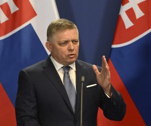 Budapest, 2024. január 16.
Robert Fico szlovák kormányfõ Orbán Viktor miniszterelnökkel közösen tartott sajtótájékoztatóján a Karmelita kolostorban 2024. január 16-án.
MTI/Koszticsák Szilárd