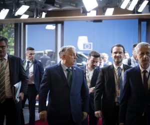 Brüsszel, 2024. június 27.
A Miniszterelnöki Sajtóiroda által közreadott képen Orbán Viktor kormányfõ (k) érkezik az Európai Unió brüsszeli csúcstalálkozójára a kétnapos tanácskozás elsõ napján, 2024. június 27-én. Mellette sajtófõnöke, Havasi Bertalan (j2) és Ódor Bálint nagykövet, Magyarország EU melletti állandó képviselõje (b).
MTI/Miniszterelnöki Sajtóiroda/Fischer Zoltán