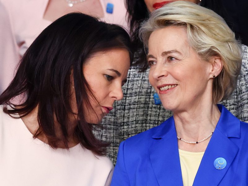 Berlin, 2024. június 11.
Annalena Baerbock német külügyminiszter (b) és Ursula von der Leyen, az Európai Bizottság elnöke a kétnapos ukrajnai újjáépítési konferencia elsõ napján, 2024. június 11-én Berlinben.
MTI/EPA/Filip Singer