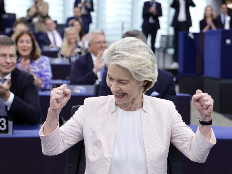 Strasbourg, 2024. július 18.
Ursula von der Leyen, az Európai Bizottságnak az Európai Néppárt (EPP) által jelölt eddigi elnöke ünnepel az újraválasztása után az Európai Parlament plenáris ülésén Strasbourgban 2024. július 18-án.
MTI/EPA/Ronald Wittek