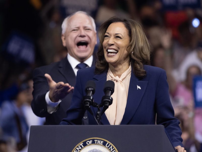 Philadelphia, 2024. augusztus 7.
Kamala Harris amerikai alelnök, a Demokrata Párt nem hivatalos elnökjelöltje (j) és alelnökjelöltje, Tim Walz minnesotai kormányzó elsõ közös kampányrendezvényén vesz részt Philadelphiában 2024. augusztus 6-án. Az elnökválasztást november 5-én tartják az Egyesült Államokban.
MTI/EPA/Michael Reynolds