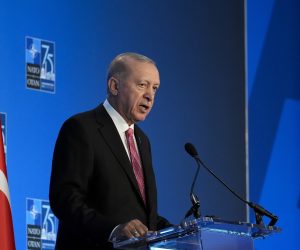 Washington, 2024. július 12.
Recep Tayyip Erdogan török elnök sajtóértekezletet tart a NATO háromnapos washingtoni csúcstalálkozójának zárónapján, 2024. július 11-én. A védelmi szervezetet 75 évvel korábban, 1949. április 4-én alapították az amerikai fõvárosban.
MTI/AP/Stephanie Scarbrough