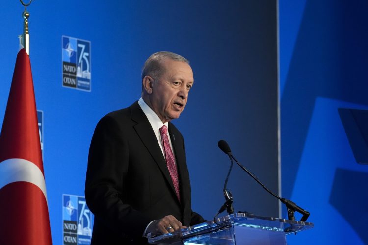 Washington, 2024. július 12.
Recep Tayyip Erdogan török elnök sajtóértekezletet tart a NATO háromnapos washingtoni csúcstalálkozójának zárónapján, 2024. július 11-én. A védelmi szervezetet 75 évvel korábban, 1949. április 4-én alapították az amerikai fõvárosban.
MTI/AP/Stephanie Scarbrough