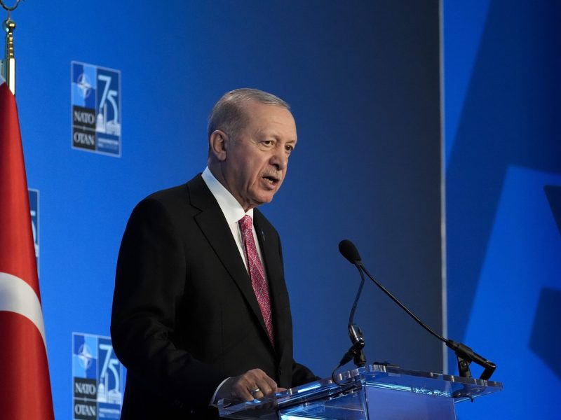 Washington, 2024. július 12.
Recep Tayyip Erdogan török elnök sajtóértekezletet tart a NATO háromnapos washingtoni csúcstalálkozójának zárónapján, 2024. július 11-én. A védelmi szervezetet 75 évvel korábban, 1949. április 4-én alapították az amerikai fõvárosban.
MTI/AP/Stephanie Scarbrough