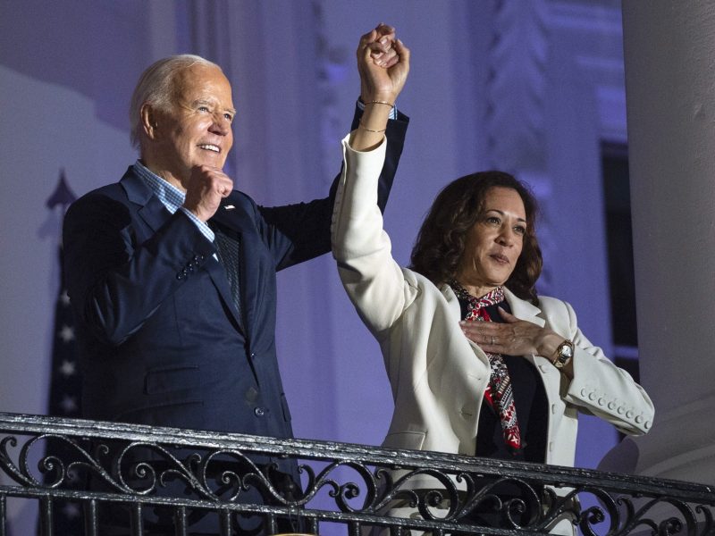 Washington, 2024. július 22.
2024. július 4-i képen Joe Biden demokrata párti amerikai elnökrõl (b) és Kamala Harris alelnökrõl a függetlenség napi tûzijáték után a washingtoni Fehér Ház erkélyén. Biden július 21-én bejelentette, hogy visszalép az elnökjelöltségtõl, és támogatja Harris indulását Donald Trump elõzõ elnökkel és republikánus elnökjelölttel szemben. Az elnökválasztást november 5-én tartják az Egyesült Államokban.
MTI/AP/Evan Vucci