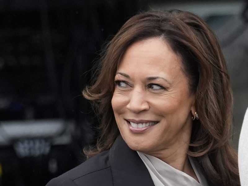 Washington, 2024. július 22.
Kamala Harris amerikai alelnök az amerikai felsõoktatási intézmények sportolóit összefogó szervezet, a National Collegiate Athletic Association (NCAA) rendezvényén a washingtoni Fehér Ház déli szárnyánál 2024. július 22-én. Kamala Harrisnak ez az elsõ nyilvános szereplése azt követõen, hogy Joe Biden elnök július 21-én visszalépett az elnökjelöltségtõl és támogatta õt a demokraták elnökjelöltjeként Donald Trump korábbi elnökkel és republikánus elnökjelölttel szemben. Az elnökválasztást november 5-én tartják az Egyesült Államokban.
MTI/AP/Alex Brandon