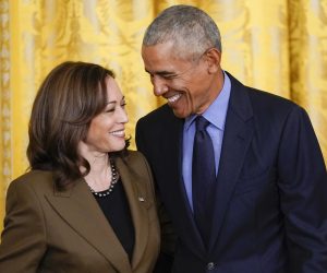 Washington, 2024. július 26.
2022. április 5-én a washingtoni Fehér Ház Keleti termében készített kép Kamala Harris amerikai alelnökrõl (b) és Barack Obama volt amerikai elnökrõl. 2024. július 26-án bejelentették, hogy Obama és a felesége, Michelle Obama támogatja Harrist a Demokrata Párt elnökjelöltségének elnyeréséért a november 5-én esedékes amerikai elnökválasztásra.
MTI/AP/Carolyn Kaster