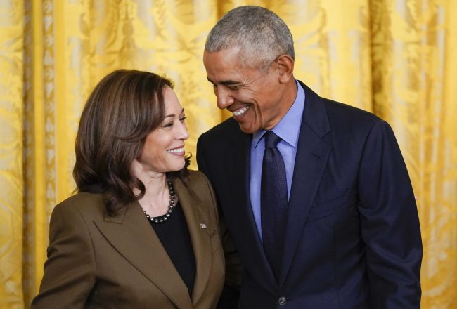 Washington, 2024. július 26.
2022. április 5-én a washingtoni Fehér Ház Keleti termében készített kép Kamala Harris amerikai alelnökrõl (b) és Barack Obama volt amerikai elnökrõl. 2024. július 26-án bejelentették, hogy Obama és a felesége, Michelle Obama támogatja Harrist a Demokrata Párt elnökjelöltségének elnyeréséért a november 5-én esedékes amerikai elnökválasztásra.
MTI/AP/Carolyn Kaster