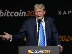 Nashville, 2024. július 28.
Donald Trump volt amerikai elnök, a Republikánus Párt elnökjelöltje beszédet mond a Bitcoin 2024 elnevezésû konferencián a Tennessee állambeli Nashville-ben 2024. július 27-én. Az elnökválasztást november 5-én tartják az Egyesült Államokban.
MTI/AP/Mark Humphrey