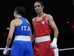 Paris, 2024. augusztus 1.
Az algériai Imane Helif (j), miután az olasz Angela Carini (b) feladta a 2024-es párizsi nyári olimpia nõi ökölvívótornája 66 kilogrammos súlycsoportjának nyolcaddöntõjében vívott mérkõzést az Észak-párizsi Arénában 2024. augusztus 1-jén. Helifet a 2023-as világbajnokságról magas tesztoszteronszintje miatt kizárták.
MTI/AP/John Locher