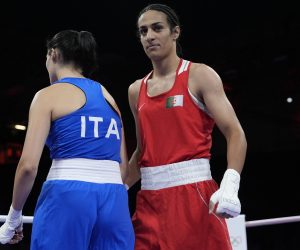 Paris, 2024. augusztus 1.
Az algériai Imane Helif (j), miután az olasz Angela Carini (b) feladta a 2024-es párizsi nyári olimpia nõi ökölvívótornája 66 kilogrammos súlycsoportjának nyolcaddöntõjében vívott mérkõzést az Észak-párizsi Arénában 2024. augusztus 1-jén. Helifet a 2023-as világbajnokságról magas tesztoszteronszintje miatt kizárták.
MTI/AP/John Locher