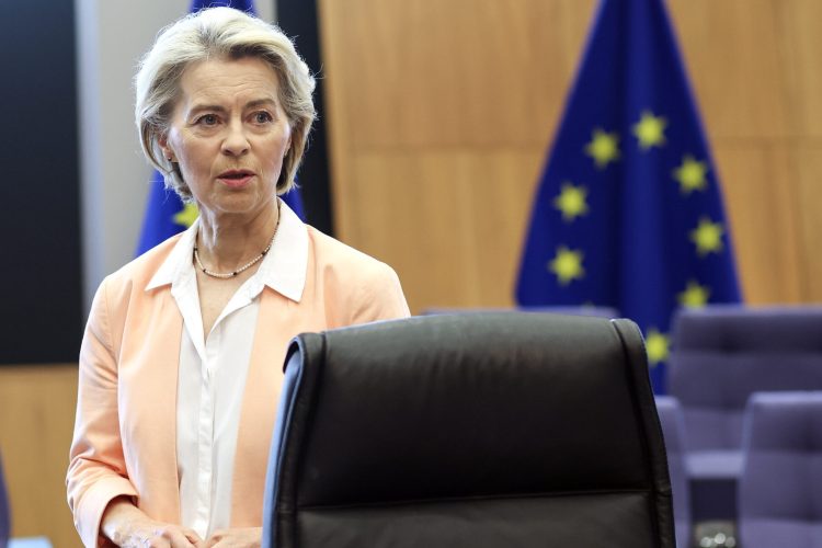 Brüsszel, 2024. június 26.
Az újraválasztására pályázó Ursula von der Leyen, az Európai Bizottság elnöke a bizottság hetenkénti ülése elõtt Brüsszelben 2024. június 26-án.
MTI/EPA/Olivier Hoslet