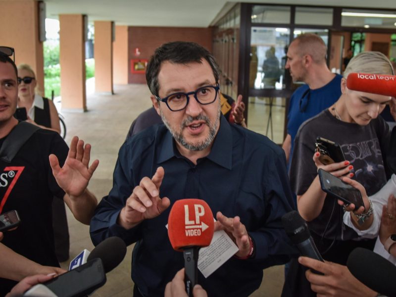 Milánó, 2024. június 8.
Matteo Salvini, olasz miniszterelnök-helyettes, infrastrukturális miniszter, a Liga párt vezetõje újságírók kérdéseire válaszol, miután leadta szavazatát az európai parlamenti választásokon egy milánói szavazóhelyiségben 2024. június 8-án. Az EP-választásokat szombat délután 3 órától vasárnap este tizenegyig tartják Olaszországban, ahonnan 76 jelölt jut be a 720 fõs uniós törvényhozásba. Több városban helyhatósági választásokat is tartanak.
MTI/EPA/ANSA/Matteo Corner