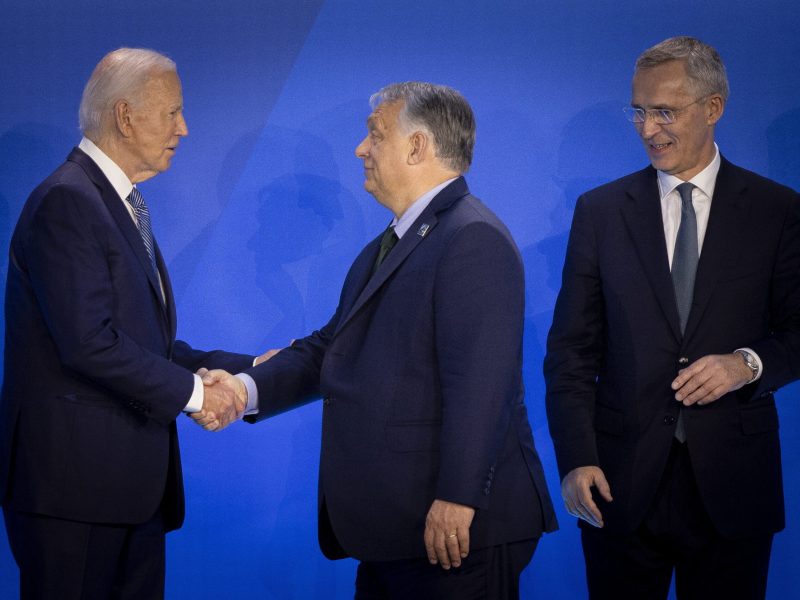 Washington, 2024. július 10.
A Miniszterelnöki Sajtóiroda által közreadott képen Joe Biden amerikai elnök (b) és Jens Stoltenberg NATO-fõtitkár (j) fogadja a NATO washingtoni csúcstalálkozójának ülésére érkezõ Orbán Viktor miniszterelnököt 2024. július 10-én.
MTI/Miniszterelnöki Sajtóiroda/Fischer Zoltán