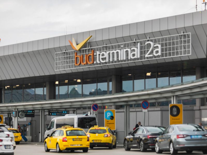 Repter illusztraciok
Liszt Ferenc Nemzetkozi repuloter
bud airport terminal 2 a 2a bejarat taxi ferihegyBudapest
2019.10.16.
foto: Papajcsik eter