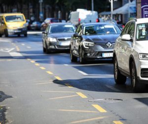 Kerekpar sav , bicikli sav , dugo , kozlekedes , nagy korut, forgalom
Illes Boglarka tiltakozik a Fidelitas neveben a koruti biciklisavok okozta dugok miatt es vizet oszt a varakozo autosoknak.
Budapest, 2020.09.08.
Foto: Hegedus Robert