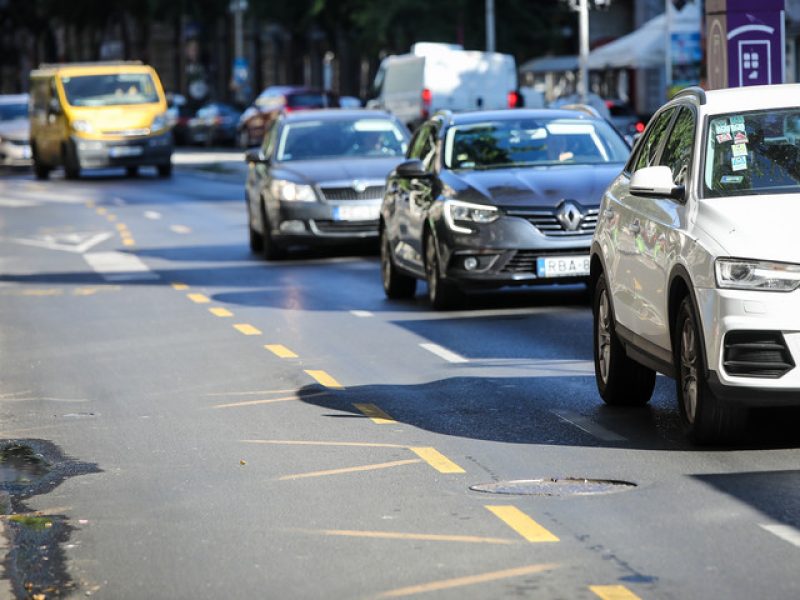 Kerekpar sav , bicikli sav , dugo , kozlekedes , nagy korut, forgalom
Illes Boglarka tiltakozik a Fidelitas neveben a koruti biciklisavok okozta dugok miatt es vizet oszt a varakozo autosoknak.
Budapest, 2020.09.08.
Foto: Hegedus Robert